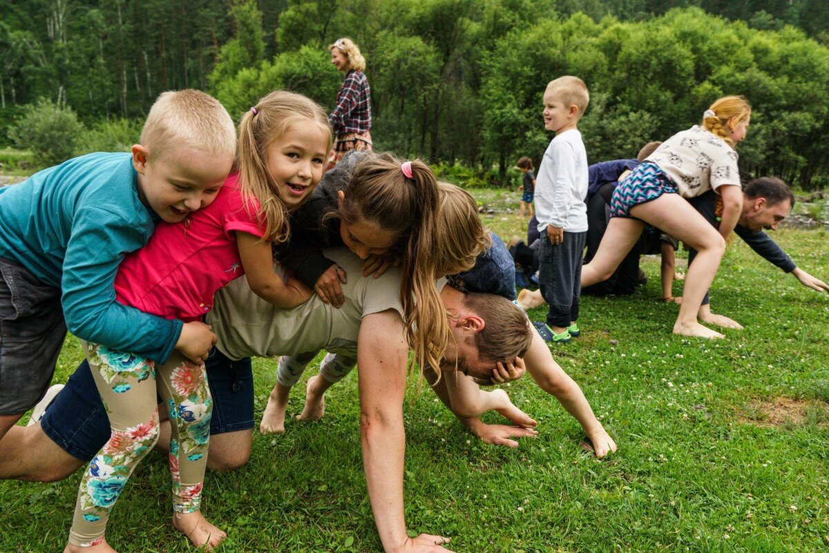 Будет ли лагерь в 2024 году. Семейный лагерь. Семейный лагерь на природе. Постер семейный лагерь. Семья на Алтае.