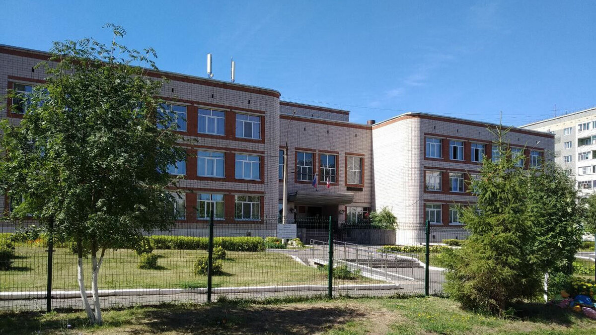     В Ижевске днем 26 апреля эвакуировали учащихся и педагогов школы №89. Об этом сообщили в пресс-службе ГУ МЧС по Удмуртии и очевидцы в соцсетях.