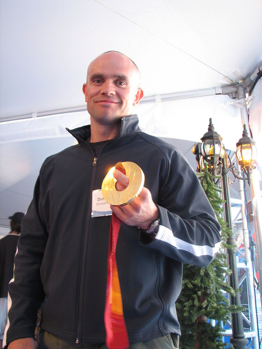 Канадский скелетонист Дафф Гибсон после своей уникальной победы на Олимпийских играх в Турине (фотография взята с сайта Википедии)