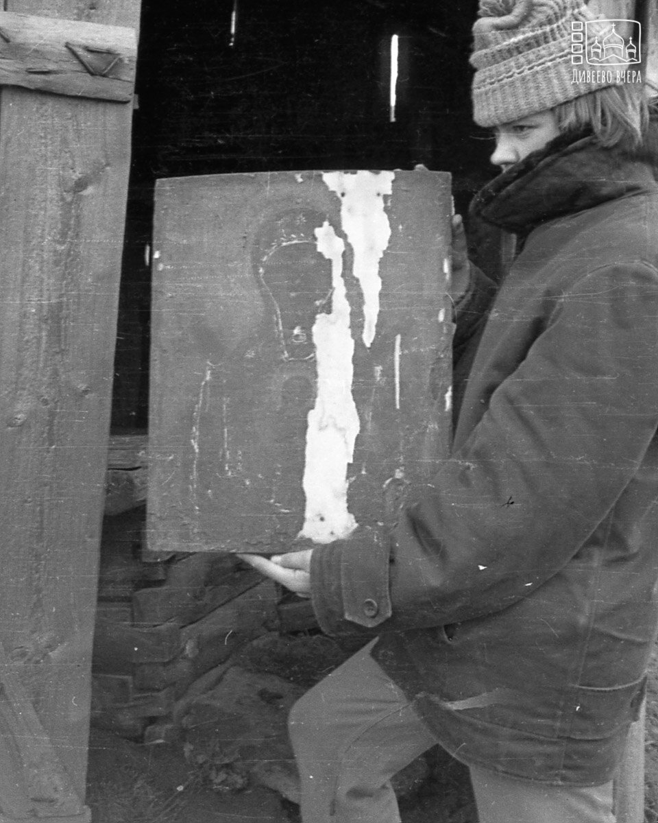 В часовенке предположительно на Казанском источнике - старинная икона Знамения. Фото С. Б. Аношина, 1970-е годы.