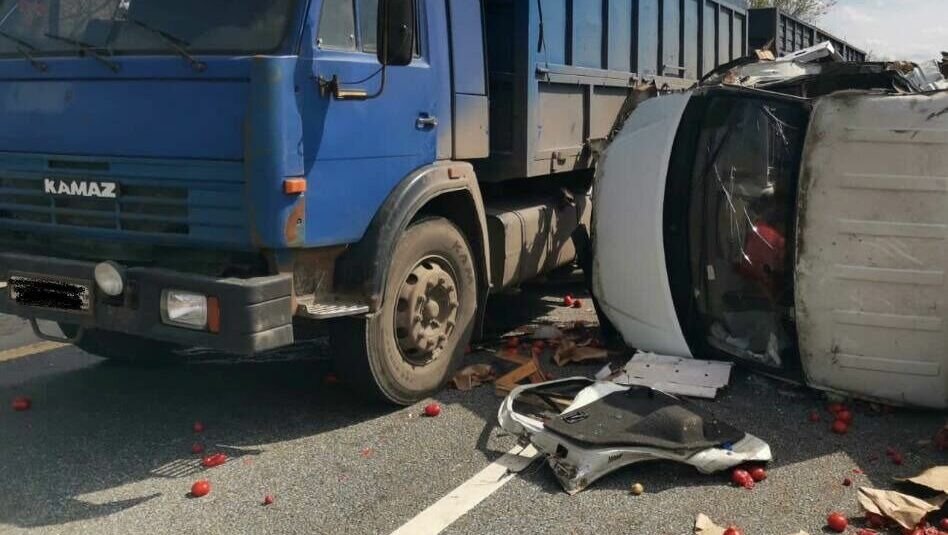     В Ростовской области трассу под Каменском-Шахтинском завалило фруктами и овощами после столкновения «ГАЗ» с «КамАЗ», об этом сообщили в пресс-службе УГИБДД региона.