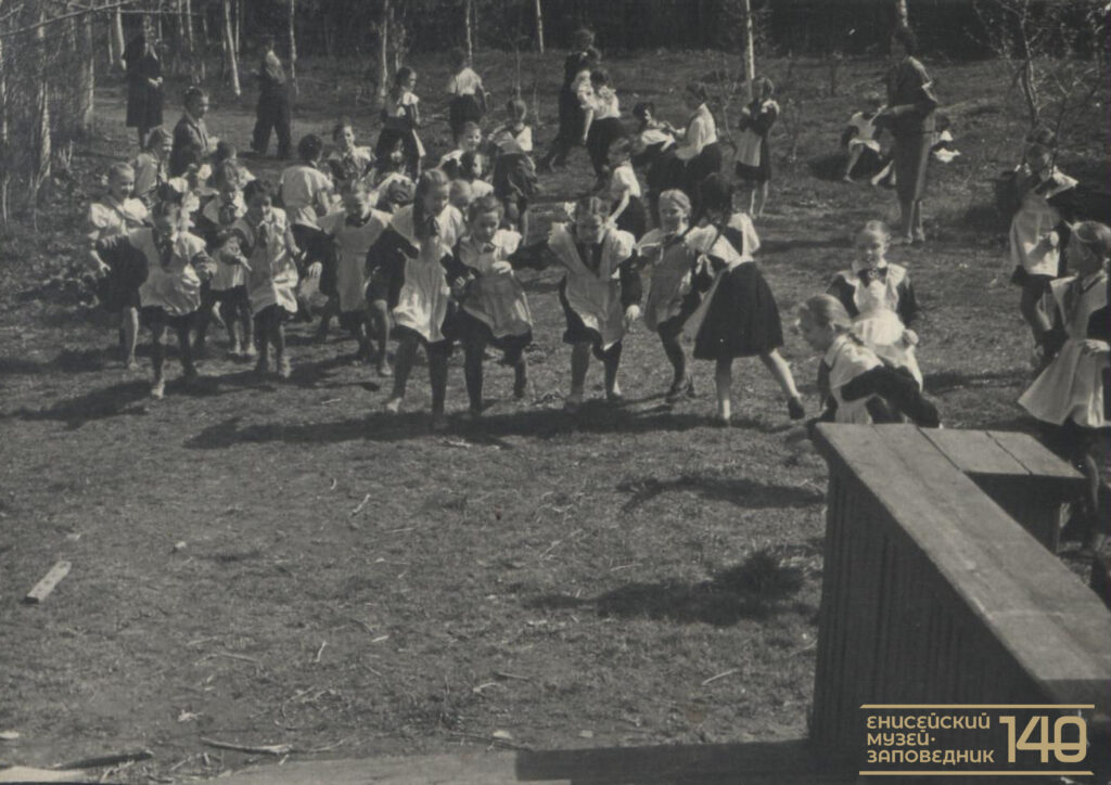 Игра "вороны и воробьи" во дворе одной из школ. 1961 год