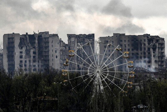    Поврежденные многоэтажные дома в западной части Артёмовска