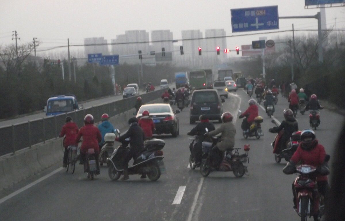 Конец рабочего дня на фабрике под г.Жуйань (фото автора)