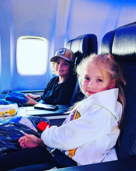    Лиза и Гарри Галкины в самолете