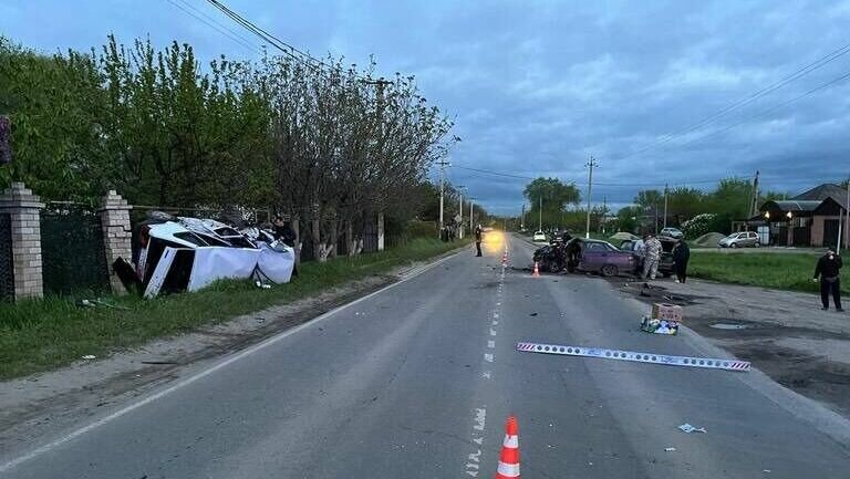     В Ростовской области в лобовом столкновении разбились два автомобиля, пострадали четыре человека, подробностями поделились в пресс-службе ГИБДД региона.
