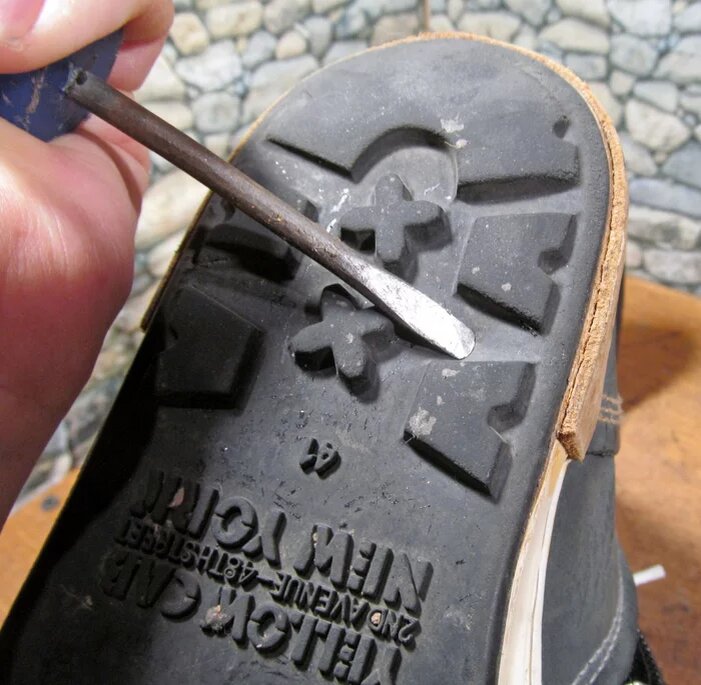 Подошва стоимости. Ремонт подошвы. Металлическая защита носка обуви. Ремонт задника кроссовок. Отремонтировать носок у туфель.