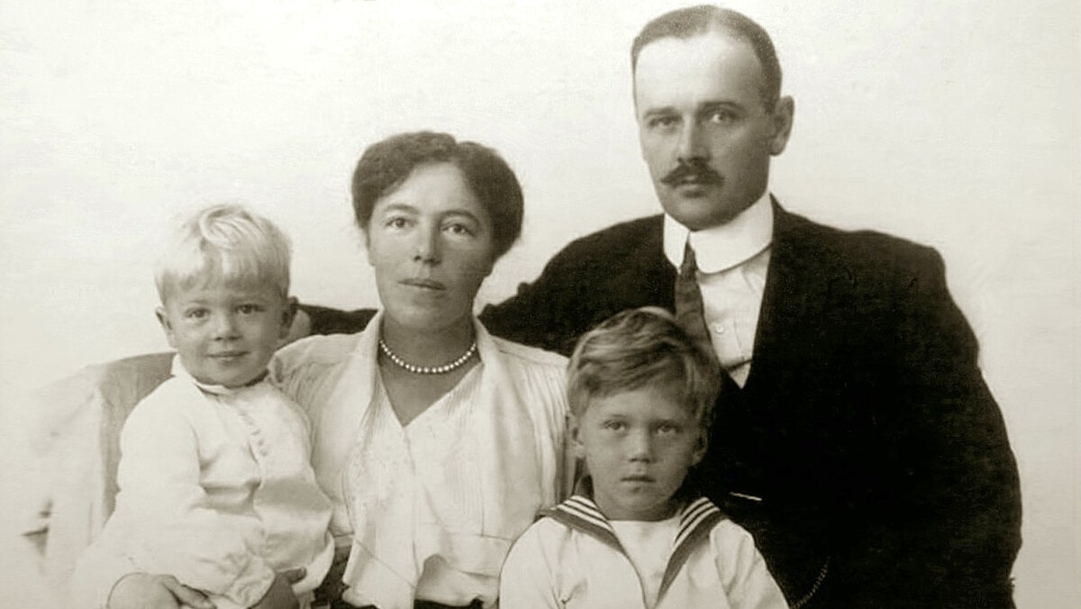    Великая княгиня Ольга Александровна с мужем и детьми