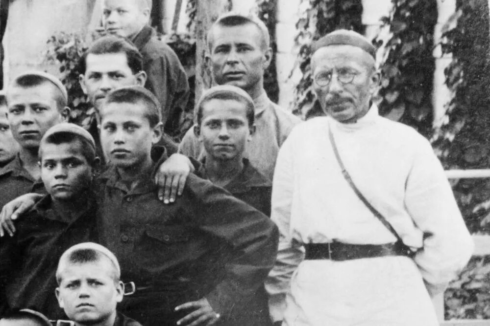 Макаренко со своими воспитанниками.