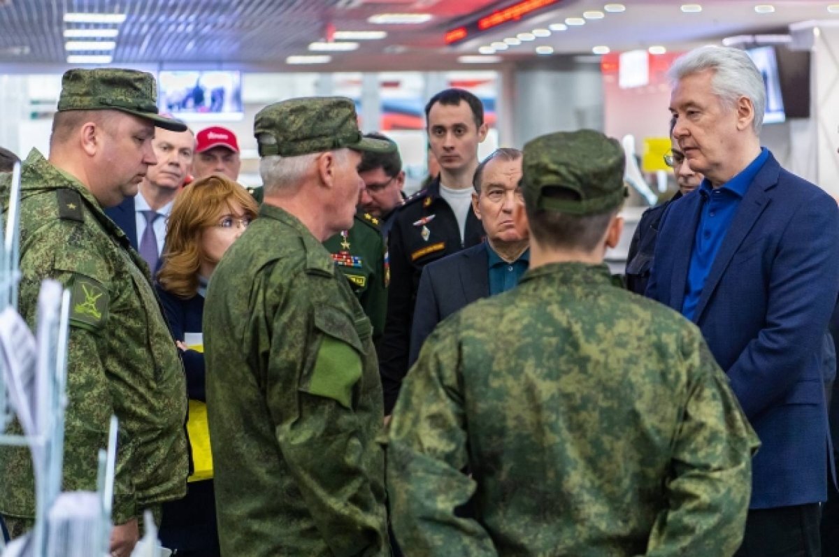    Собянин поздравил с Днем Победы московских контрактников