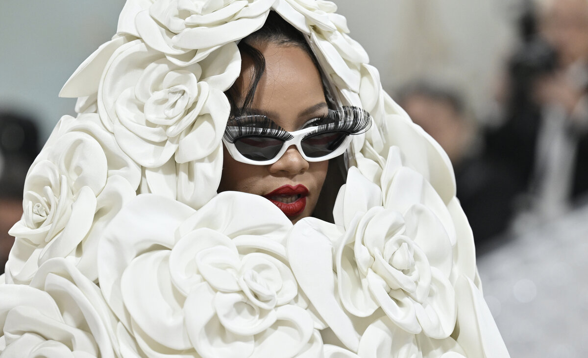 Певица Рианна в серебряном наряде Maison Margiela на Met Gala 2018