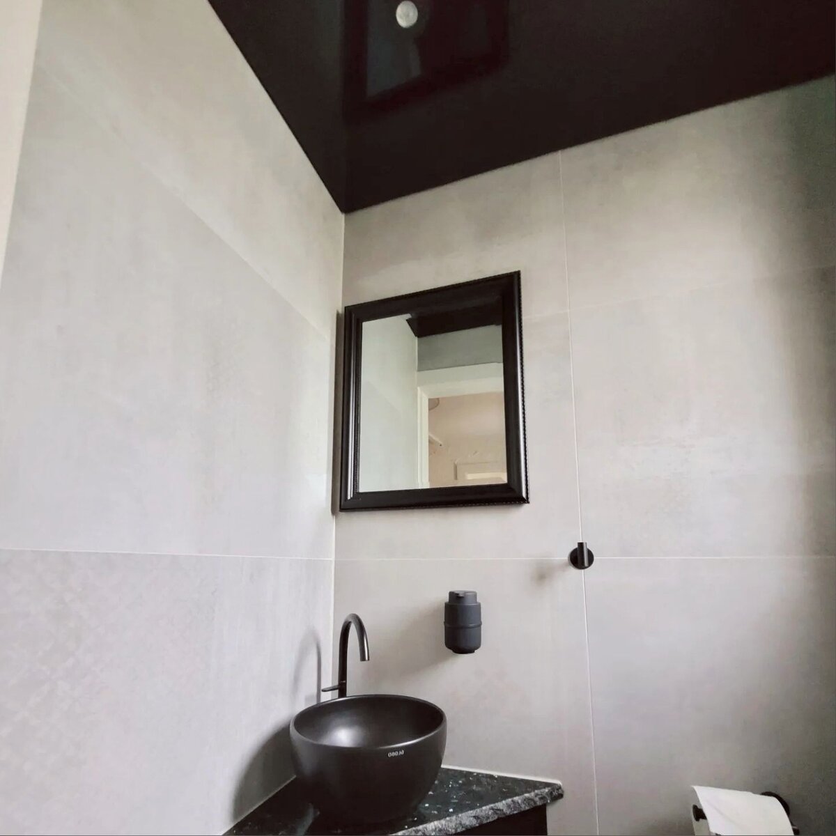 Вариант натяжного потолка в ванной (листайте карусель)