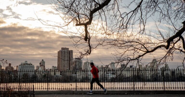    Даже короткие пробежки по утрам заметно снижают риск развития рака / © The New York Times