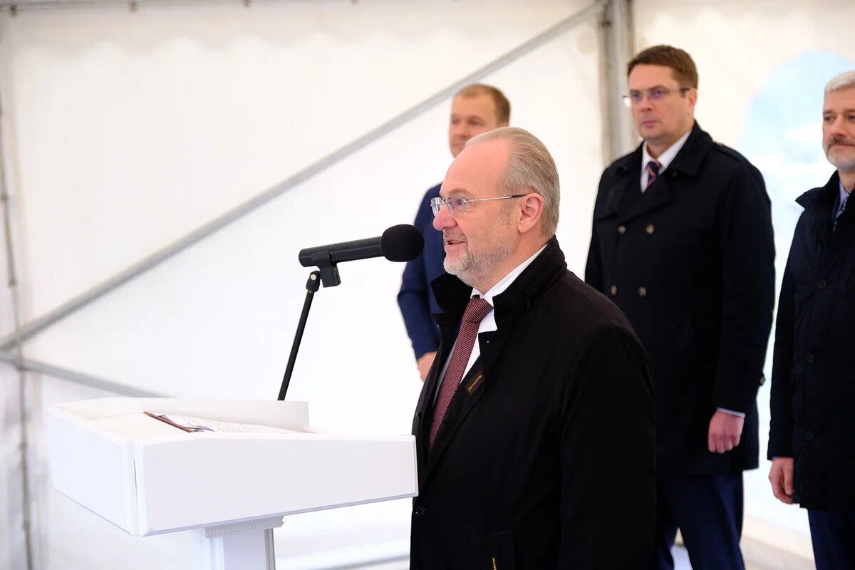 На астраханской верфи ОСК спущен на воду колесный теплоход "Аурум" 