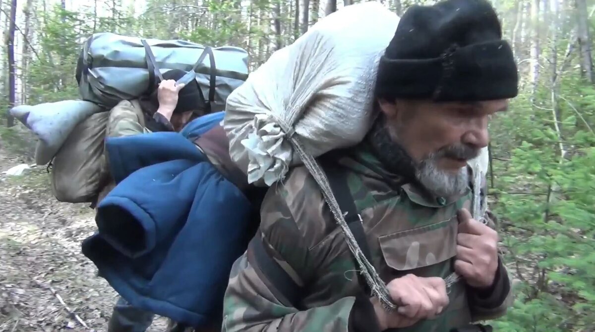 Заход на рыбалку несем по два рюкзака. Плывем на лодке по Красотам тайги. Красивые Кедры.
Показалась Красная скала 
Наше место не трогал никто год. Чайник стоит на шесте. Делаем Шалаш и Красная скала