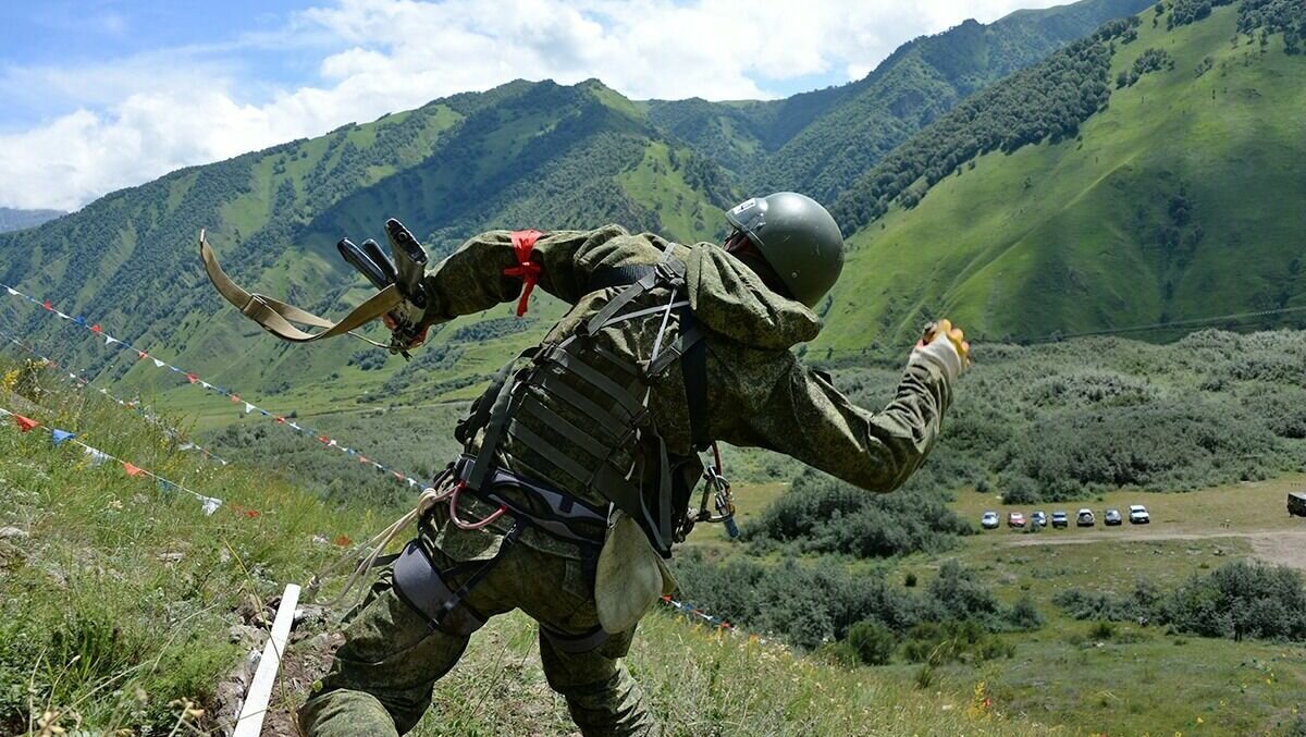     В Ростовской области задержали военнослужащего из Белгородской области, который спрятал мешок со взрывчаткой в поле, подробностями поделился один из донских Telegram-каналов.