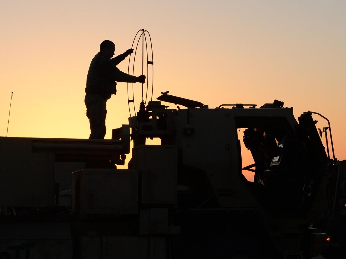    Американский военнослужащий развертывает антенну на реактивной системе залпового огня HIMARS© Фото : U.S. Air Force / Airman 1st Class Nathan Clark