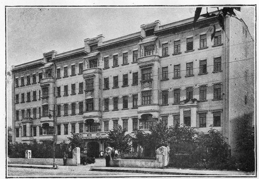 Вот он, тот дом, где находилась "гнусная комната гнусного дома", так называл свое жилище сам писатель.