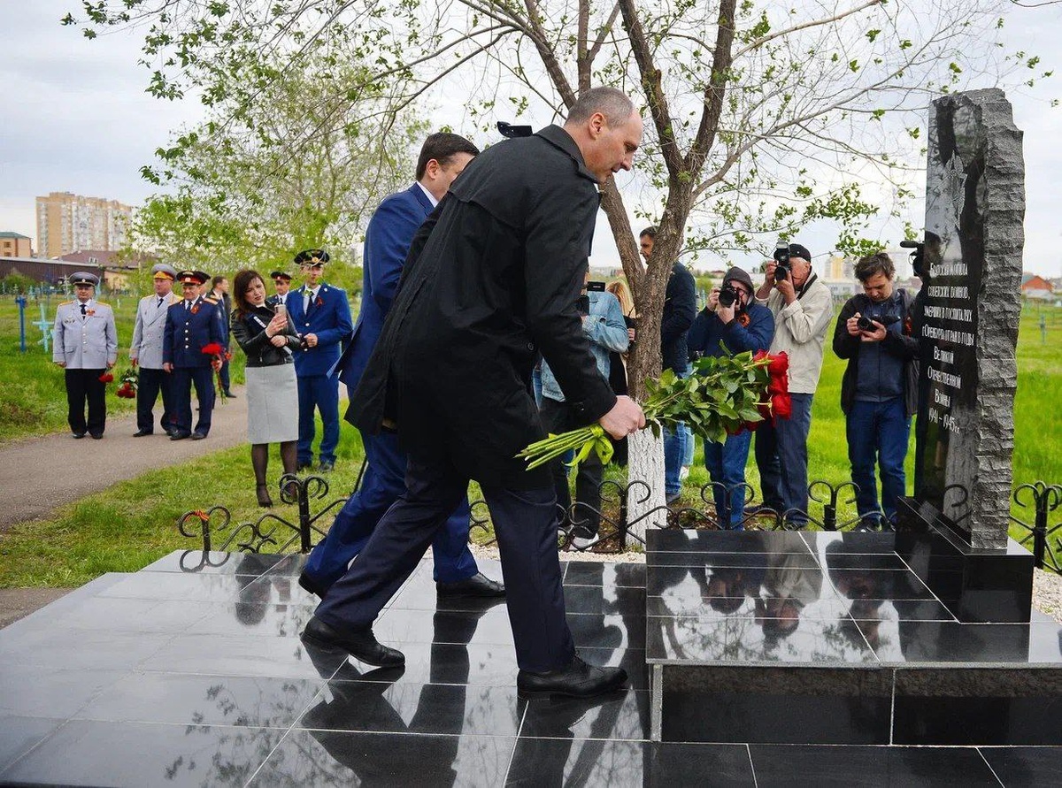  📷    Денис Паслер возложил цветы к мемориалам в Оренбурге Кристина Просвиркина