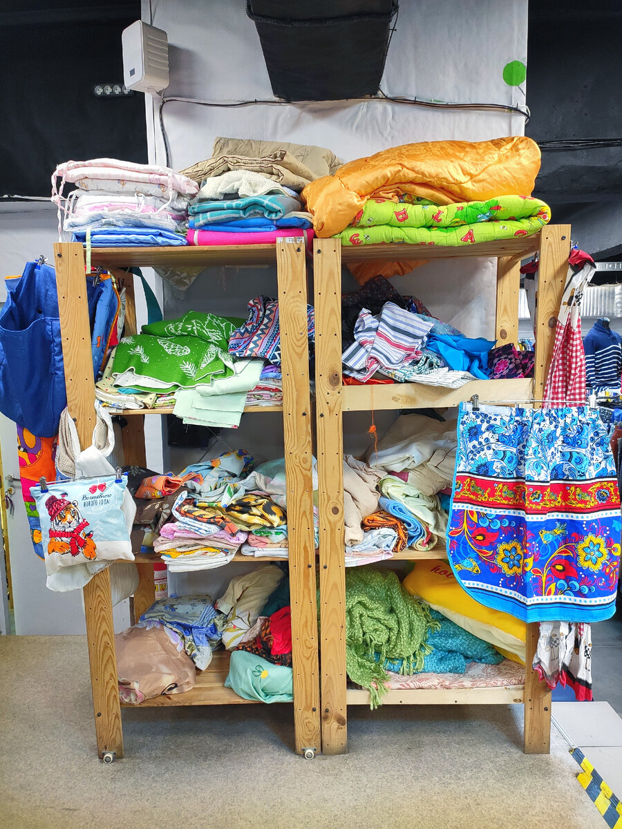 Целый стеллаж различного добра. Давайте посмотрим более детально. 