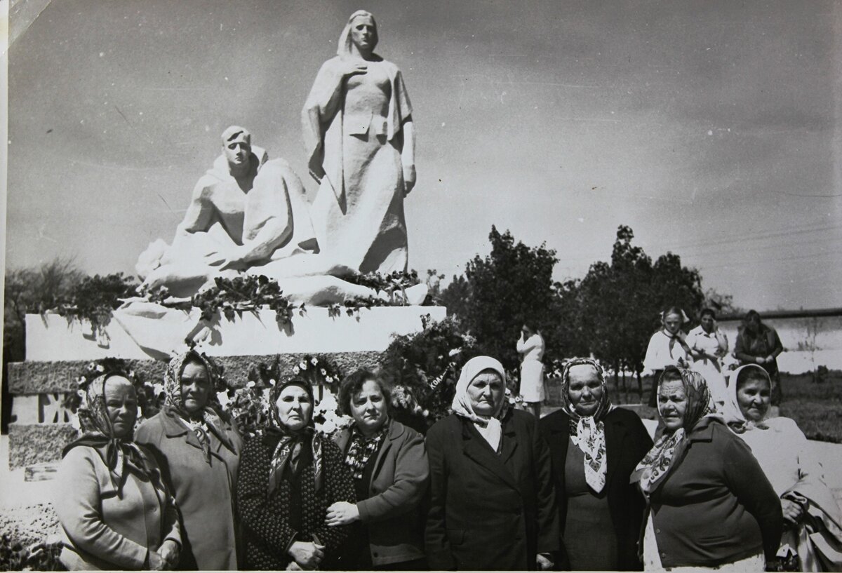 Празднование Дня Победы у мемориала "Живые - помните!" в первые годы после открытия в 70-80-е годы.