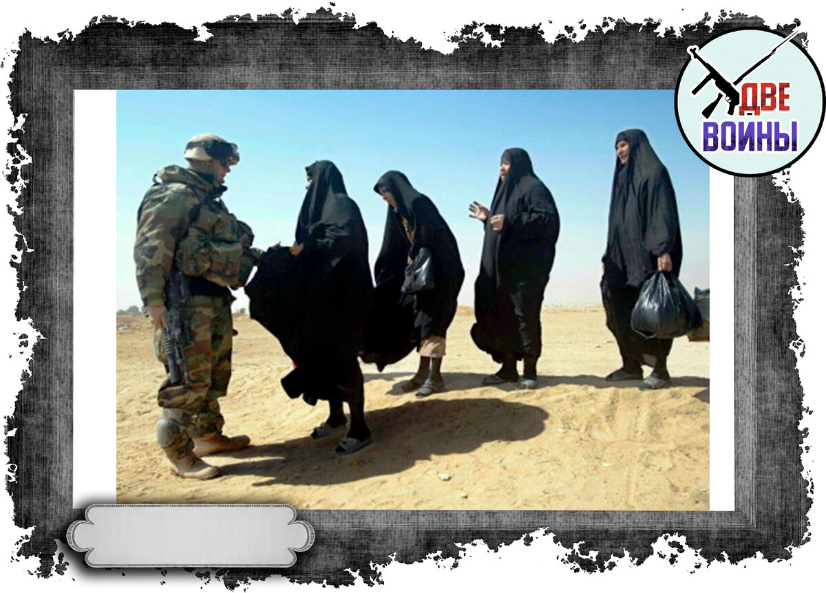 Американский солдат обыскивает подозрительных женщин. Фото в свободном доступе.