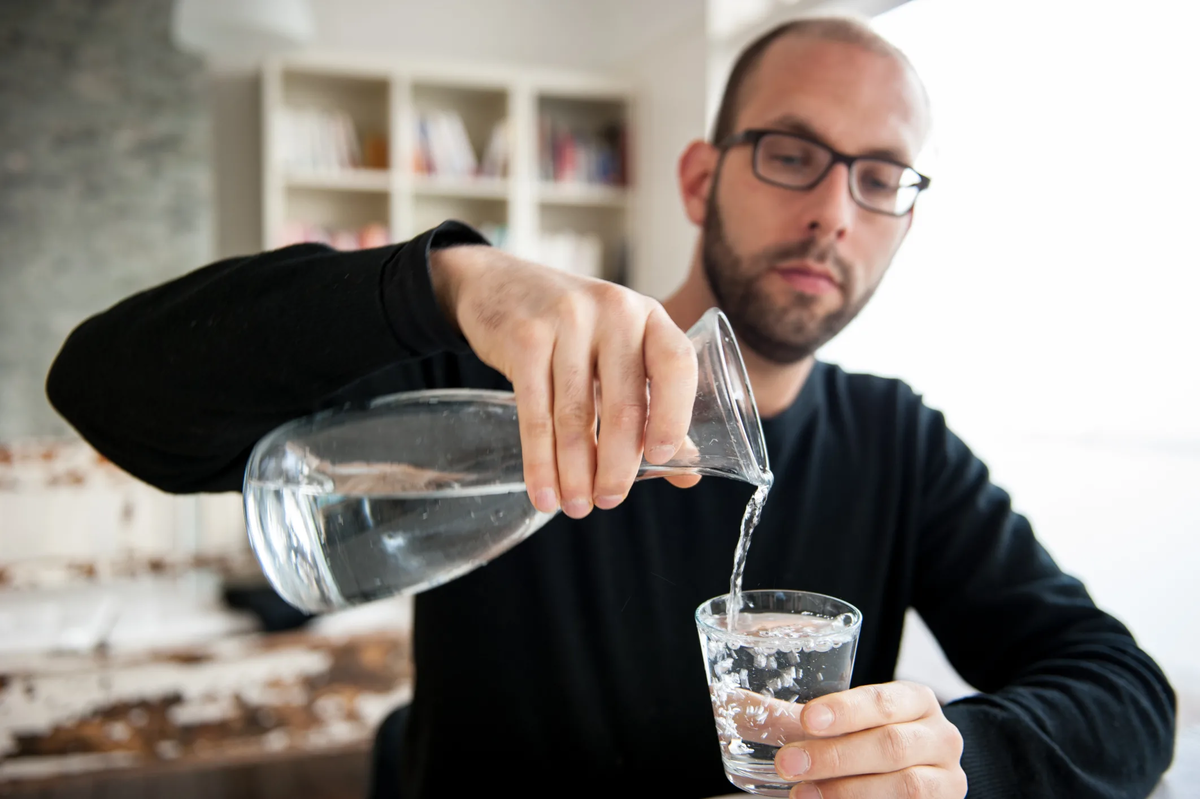 Пить. Человек пьет. Человек пьет воду. Человек пьет из стакана. Человек наливает воду.