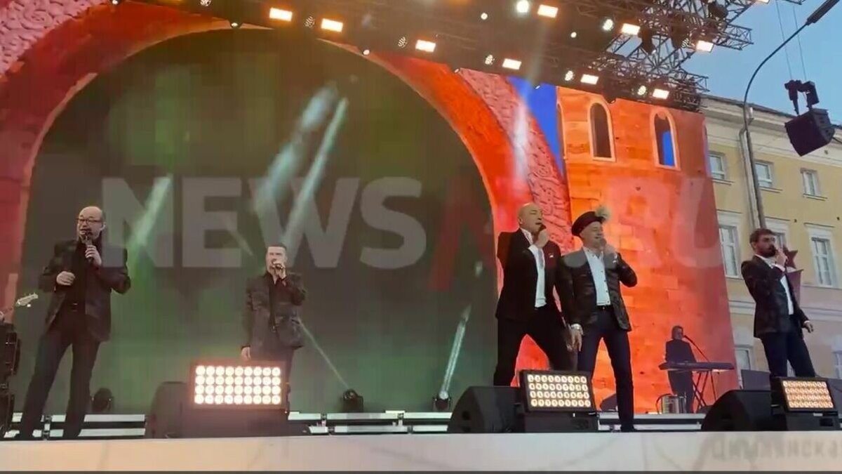     «Хор Турецкого» исполнил «Песни Победы» в Нижнем Новгороде 9 мая. Концерт состоялся на площади Минина и Пожарского. На нем побывал корреспондент NewsNN.