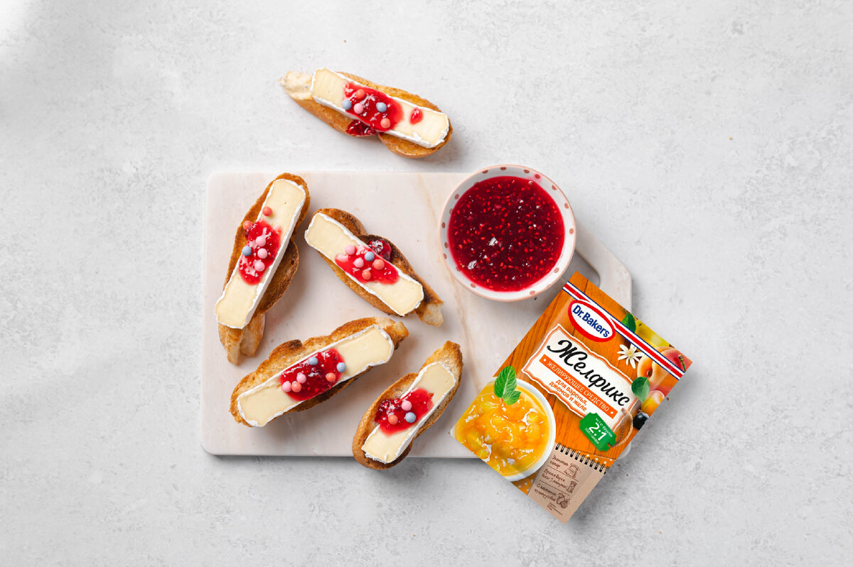 Брускетта с сыром бри и малиновым джемом 