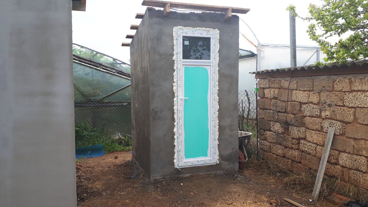 Сейчас уже уличный туалет выглядит так