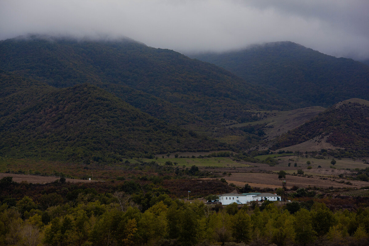 Приглядевшись, можно увидеть флаг Азербайджана 