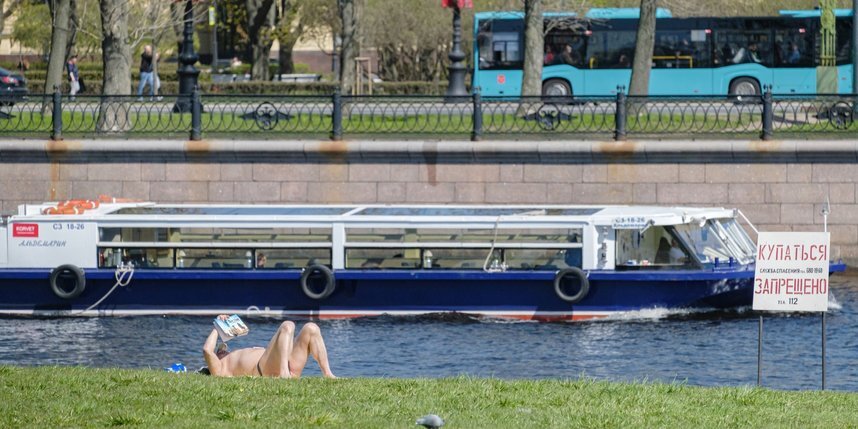    Петербуржцы принимают солнечные ванные у Петропавловской крепости.Алена Бобрович