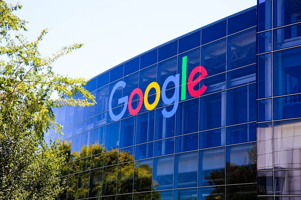 Google представила новые функции в своих сервисах, основанные на искусственном интеллекте (ИИ). 

Gmail будет использовать ИИ-помощника для автоматического ответа на письма и для подбора соответствующего тона голоса. 

Google Maps будет отображать 3D-модели городов с пробками на дорогах и реальной погодой. 

Google Photo позволит удалять фон и добавлять объекты.

Google Презентации будут генерироваться на основе текстового описания. 

Google Таблицы создадут таблицы автоматически. 

Bard, аналог ChatGPT, будет доступен на 40 языках и будет генерировать картинки, используя нейросеть Adobe Firefly. 

Bard также будет использовать нейросеть PaLM 2 для написания кода, поиска ошибок и объяснения программных конструкций на 20 языках программирования. 

Эти новые функции на основе ИИ - шаг вперед в инновационном развитии сервисов Google.