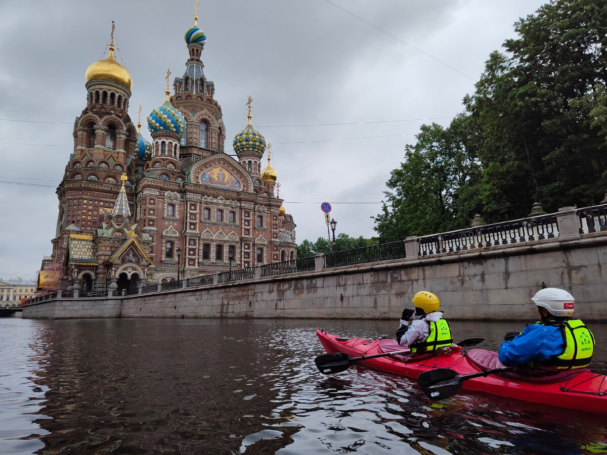 Полети в спб. На каяках по центру Питера. На байдарках по Питеру. Фотография Питера простая. Куда съездить из СПБ на 1 день.