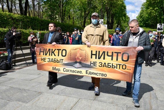    Люди во время празднования 76-й годовщины победы в Великой Отечественной войне у памятника Вечной славы в Киеве