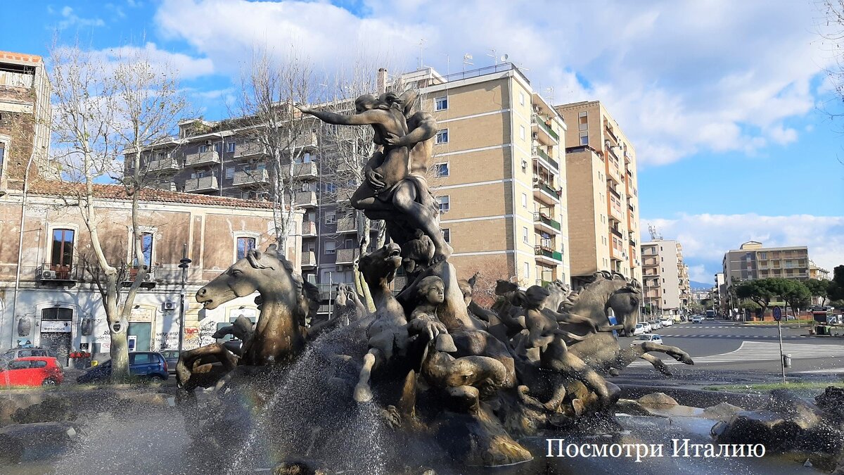 Любовь и похищение воплотились в камне. Фонтан 