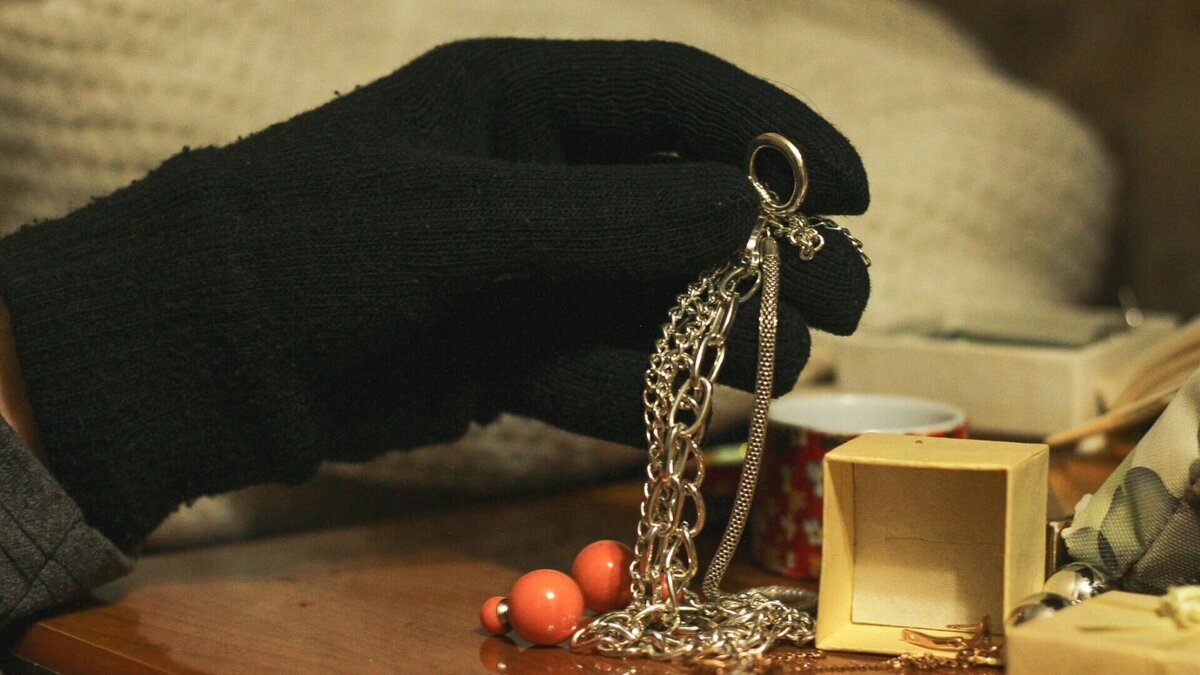     В Заинске трое неизвестных вскрыли ювелирный магазин в торговом центре. О произошедшем стало известно из Telegram-каналов региона.