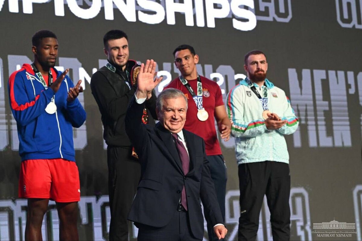  Президент Узбекистана лично вручил золотые медали победителям чемпионата мира по боксу Асадхужу Муйдинхужаеву, Хасанбою Дусматову и Баходиру Жалолову.-2