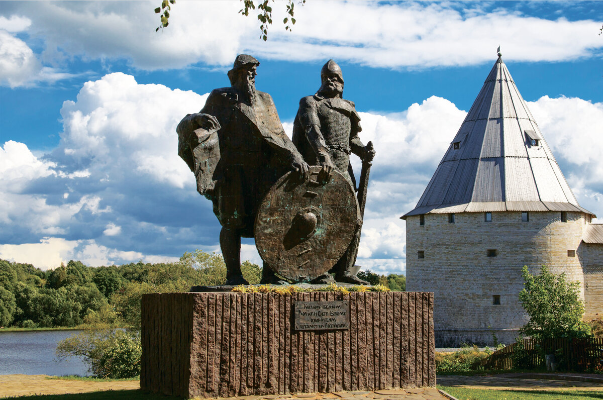 Памятник Рюрику и Вещему Олегу в старой Ладоге