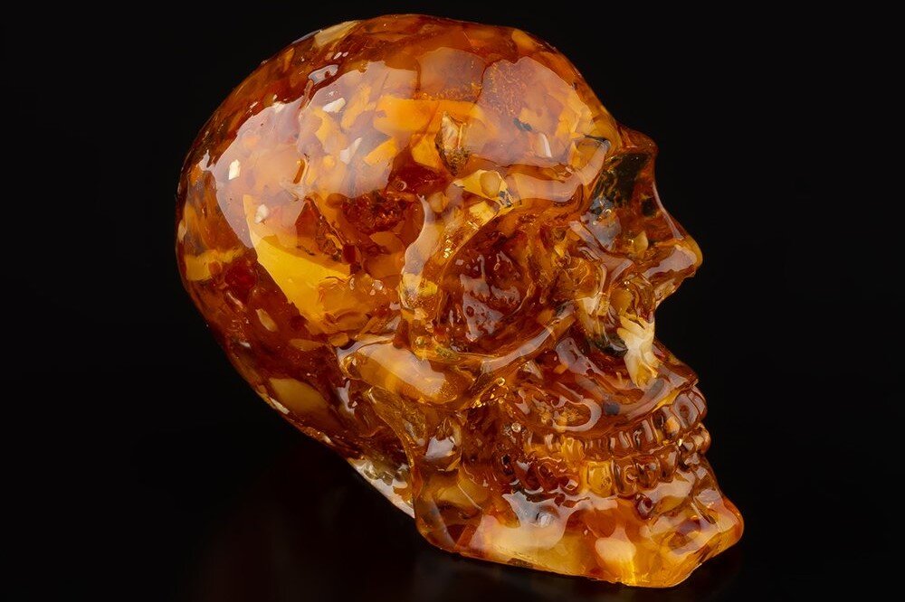 Драгоценный гороскоп на июнь 2023 года. Камень, покровитель для знака Лев – Янтарь. Видео о камне «Самоцветы знаков Зодиака. Янтарь» в подборке канала «Самоцветы». Фото в свободном доступе.