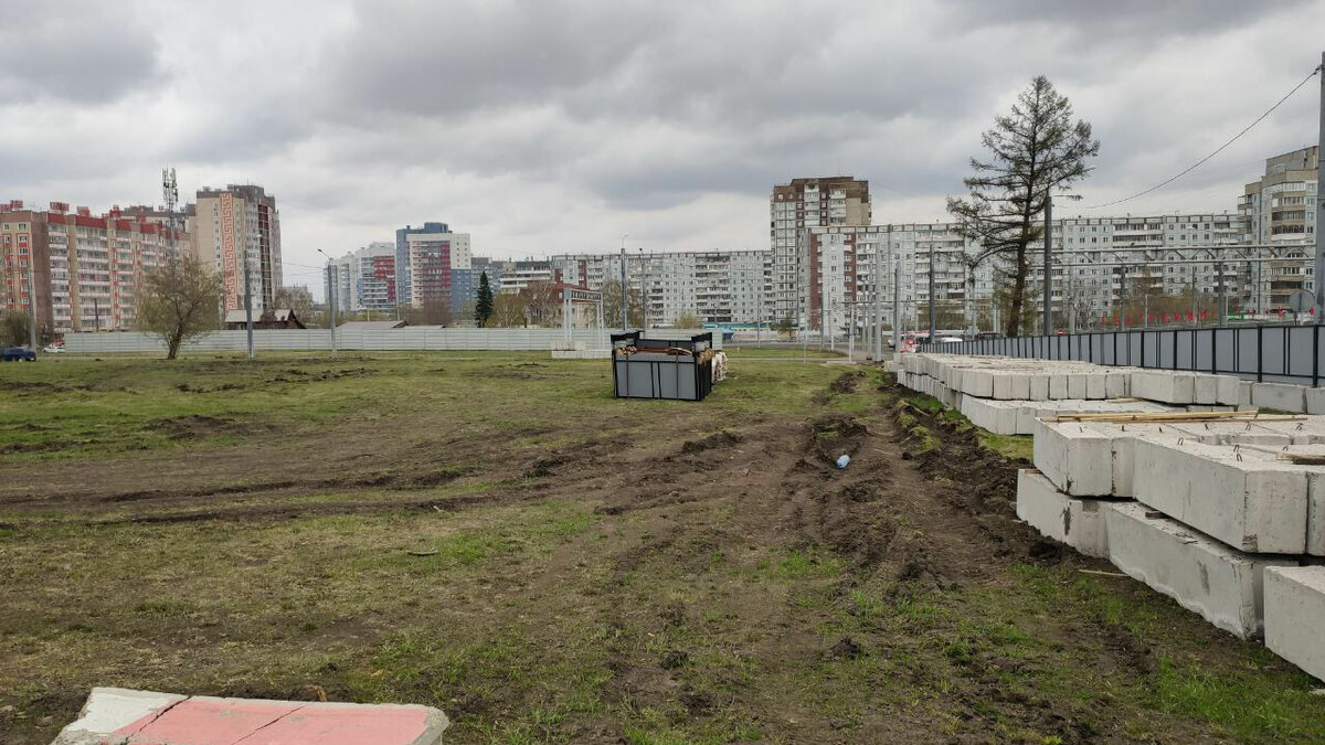     В Красноярске начали выставлять ограждения в районе улицы Копылова, рядом с будущей станцией метротрама.