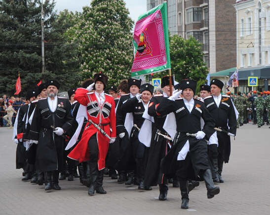 В параде Победы приняли участие казаки Баталпашинского отдела Кубанского казачьего войска. Фото автора.