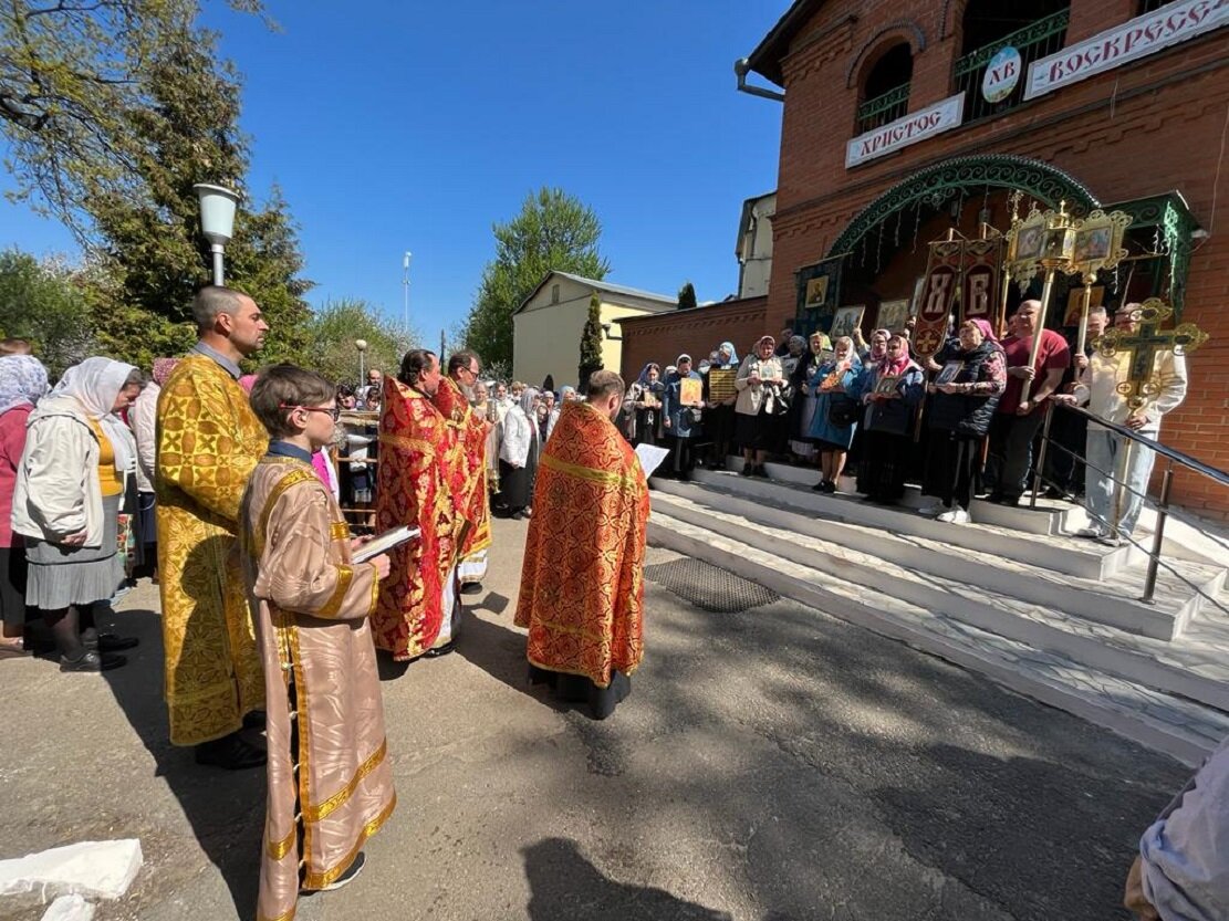 На территории Успенского храма г.Узловой состоялось освящение креста, символизирующего дружбу русского и армянского народов. Фоторяд