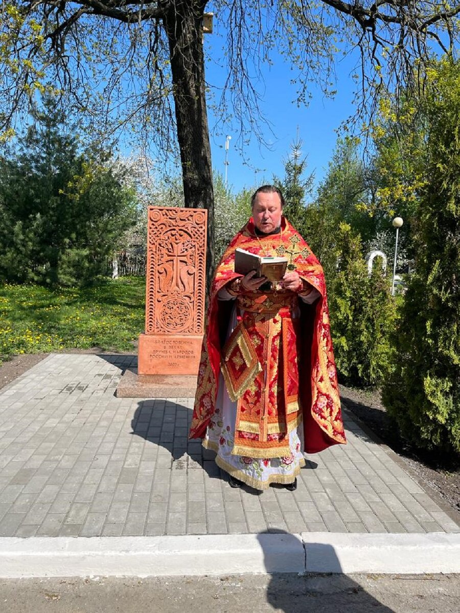 На территории Успенского храма г.Узловой состоялось освящение креста, символизирующего дружбу русского и армянского народов. Фоторяд