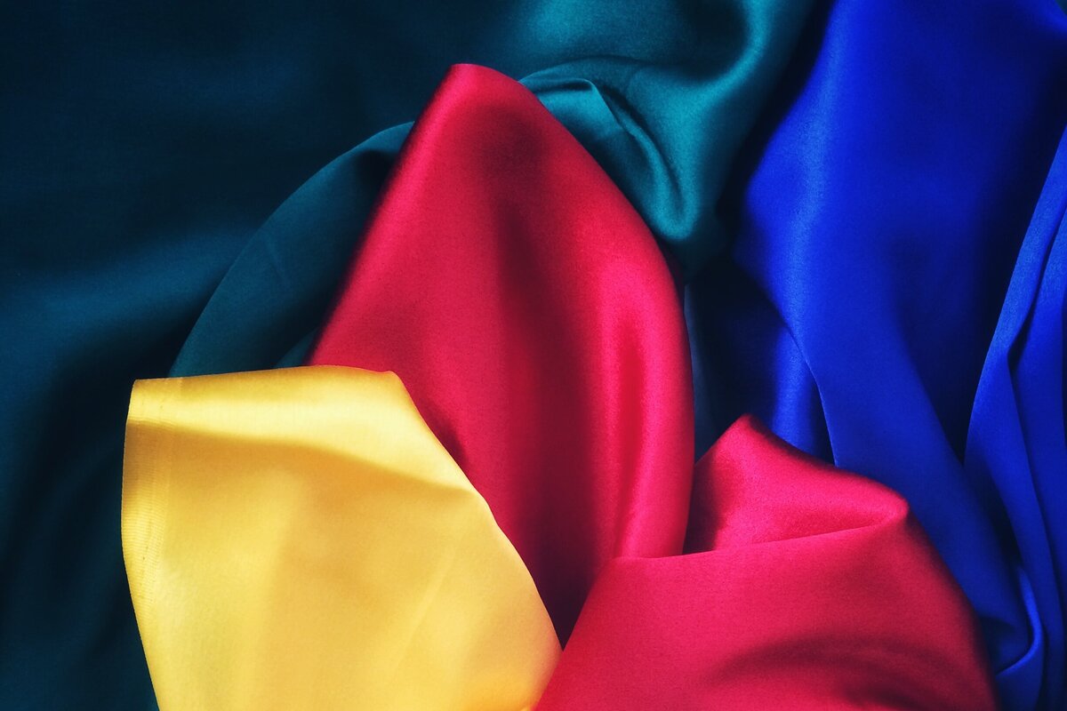     Какие цвета надо носить, чтобы привлечь в жизнь любовь: мнение астрологов