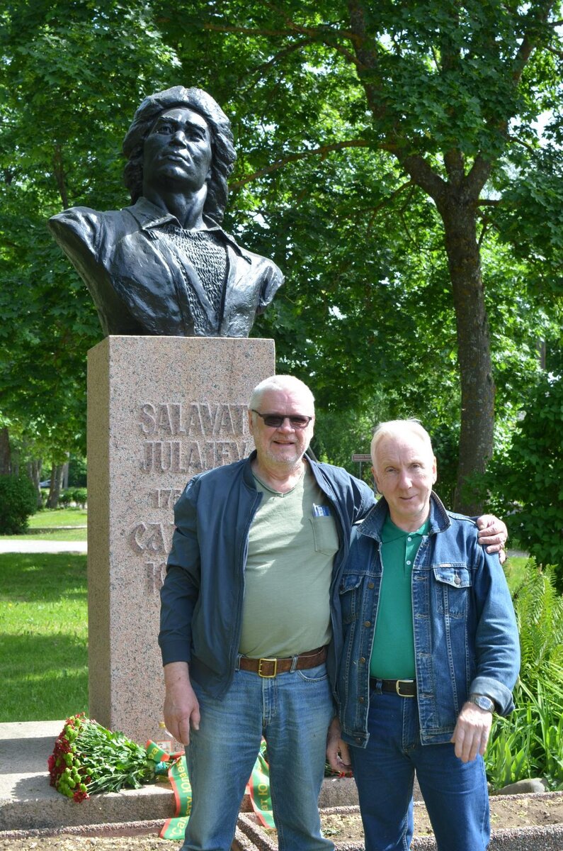 Фото автора, Вадима Втюрина. Эстония, Палдиски Памятник башкирскому герою Салавату Юлаеву. На постаменте лежит букет с лентой. На букете лента: "Салавату от погранцов БАШКИРИИ" Юлай подогнал через Саню