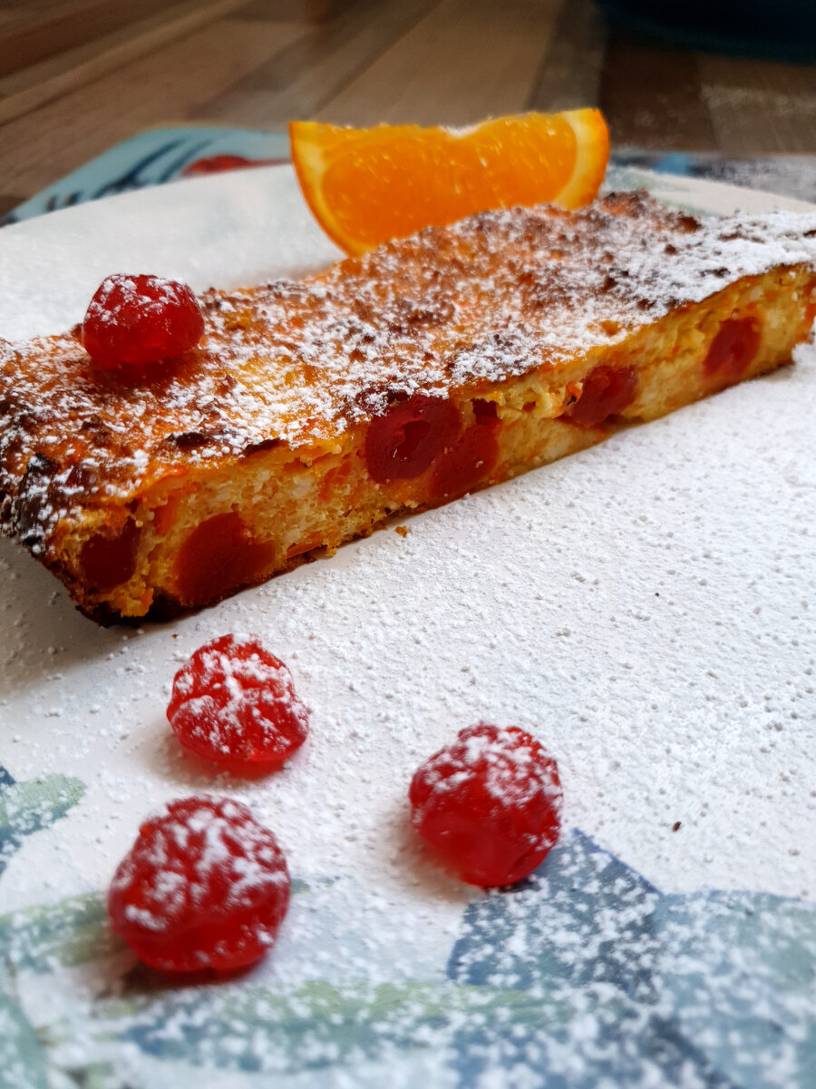 Давайте утром в выходной день побалуем себя творожной запеканкой. Морковка, цедра апельсина, апельсиновый сок и вяленая вишня вместе с творогом дают великолепное сочетание вкусов.