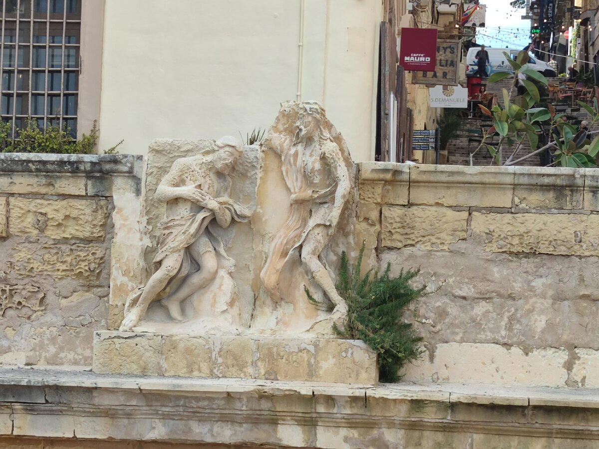 Эти фигуры рыбаков когда-то украшали фронтон и поражали мастерством исполнения. Но посмотрите, что с ними сделали обычные ветер и вода. 