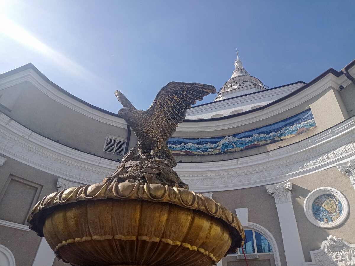Орел на вокзале в Минеральных Водах