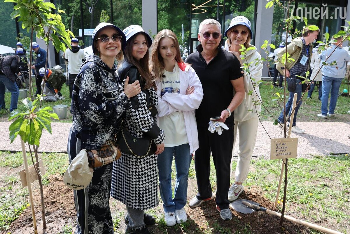    Марина Зудина с дочерью Марией и Антон Табаков с женой Анжелой и дочкой Марией Юрий Феклистов